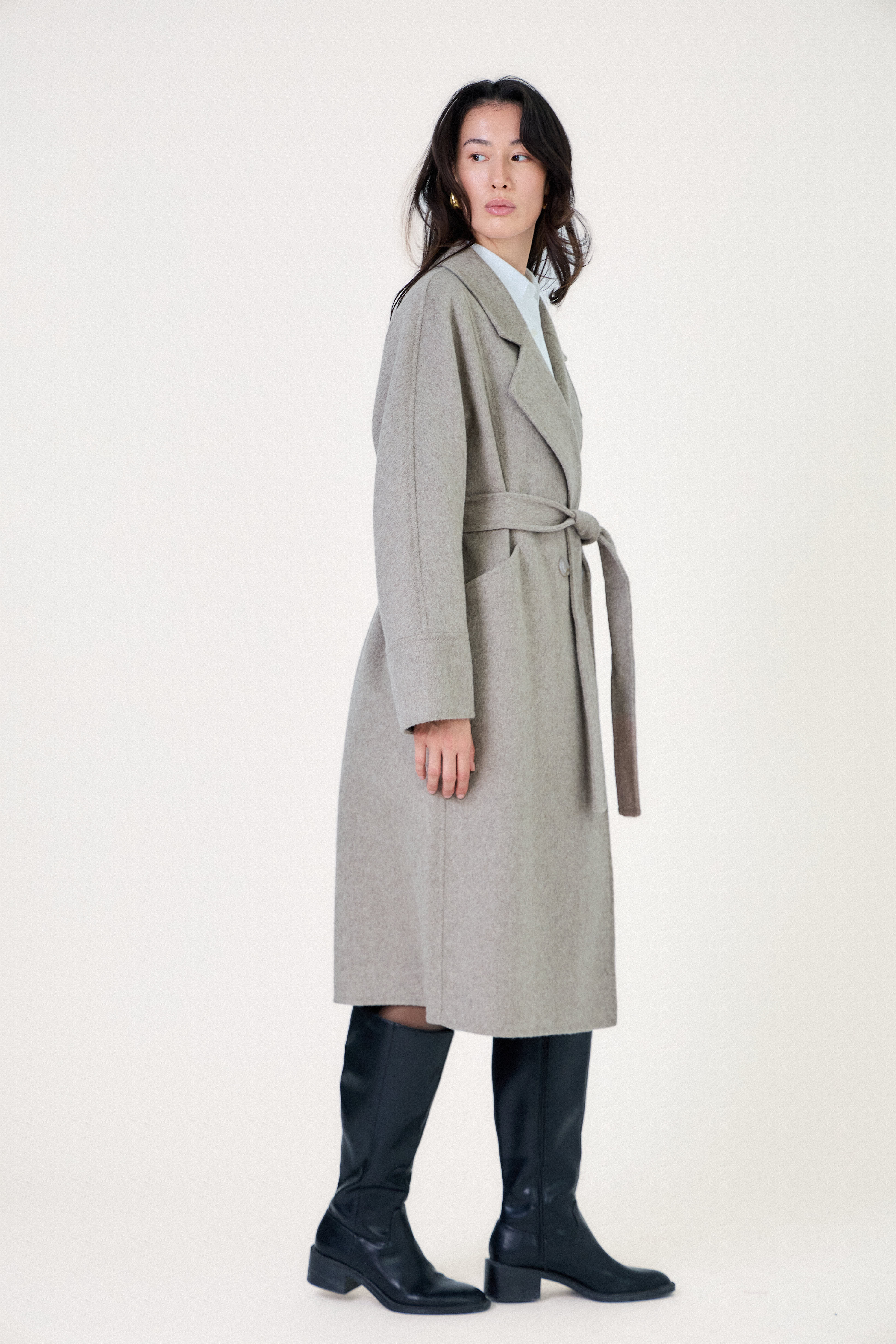 Manteau long ceinturé en laine beige Escandelle – vue de face – col tailleur et coupe droite élégante
#couleur_beige