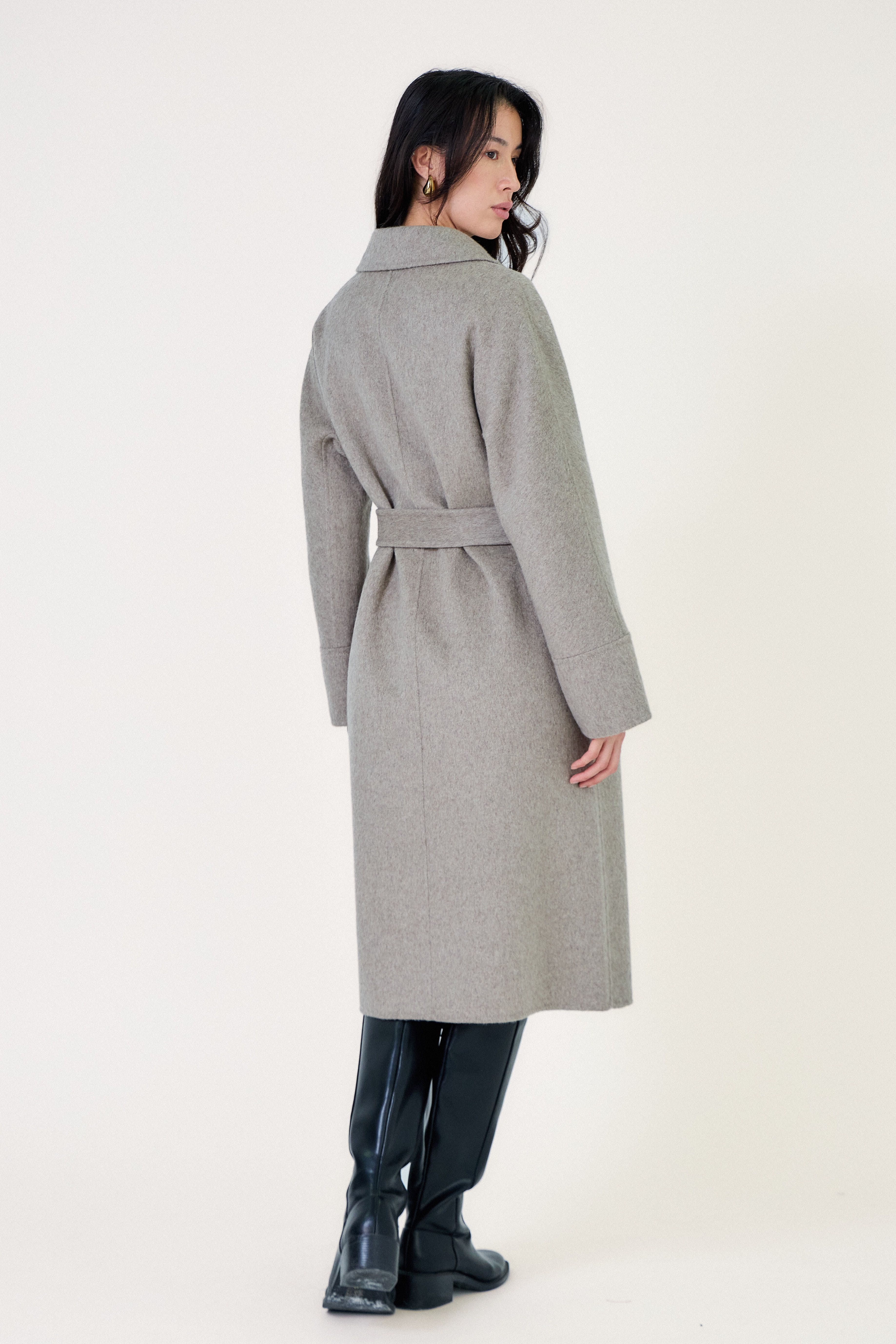 Manteau long ceinturé en laine beige Escandelle – vue de face – col tailleur et coupe droite élégante
#couleur_beige