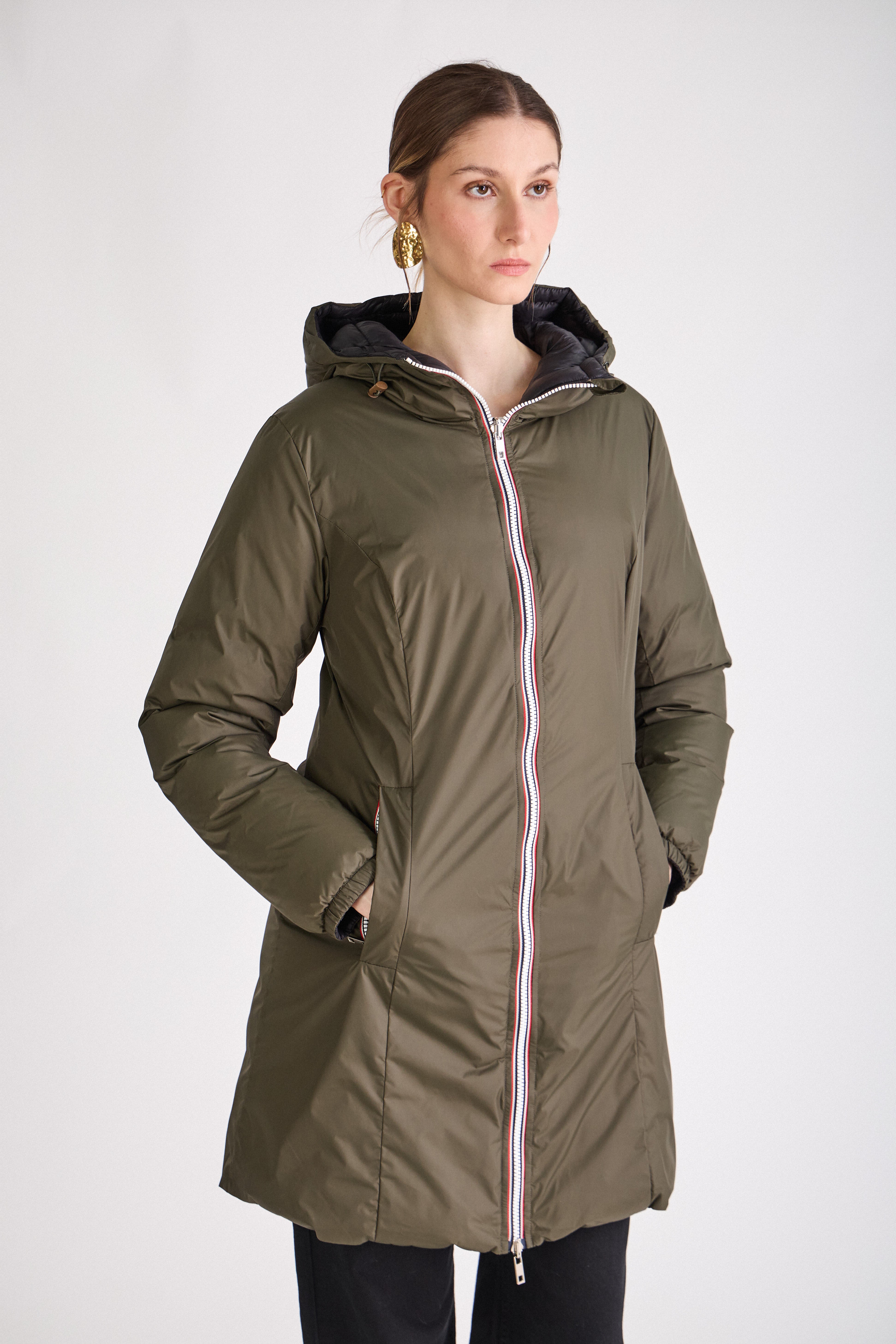 Doudoune SIXTINE Escandelle – manteau long kaki porté avec jean et bottines, style citadin élégant.
#couleur_kaki