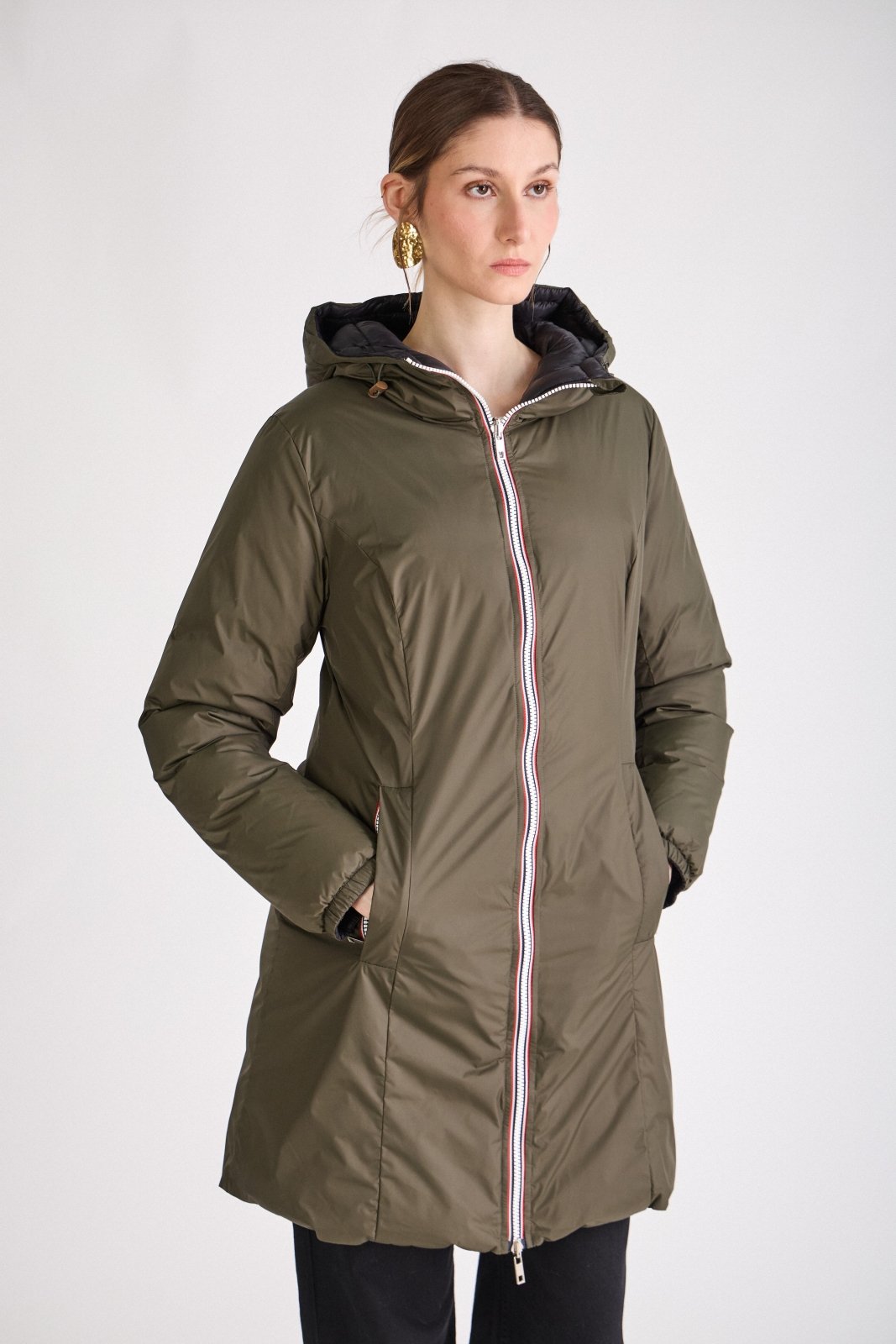 SIXTINE - Doudoune Kaki - Escandelle (Vue de face - portrait - doudoune réversible côté kaki)
#couleur_kaki