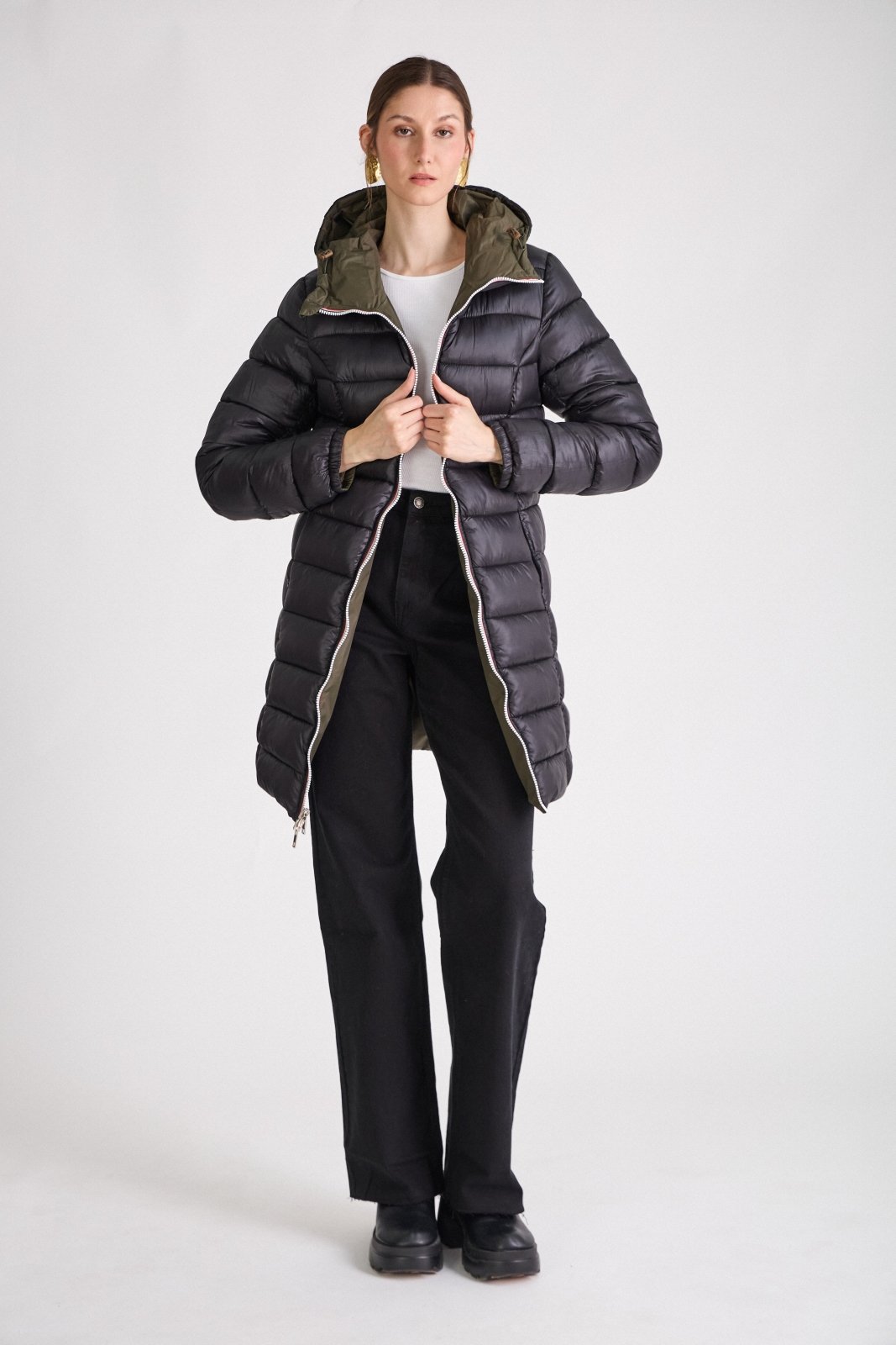 SIXTINE - Doudoune Kaki - Escandelle (Vue de face - silhouette entière - doudoune réversible coté matelassé noir)
#couleur_kaki