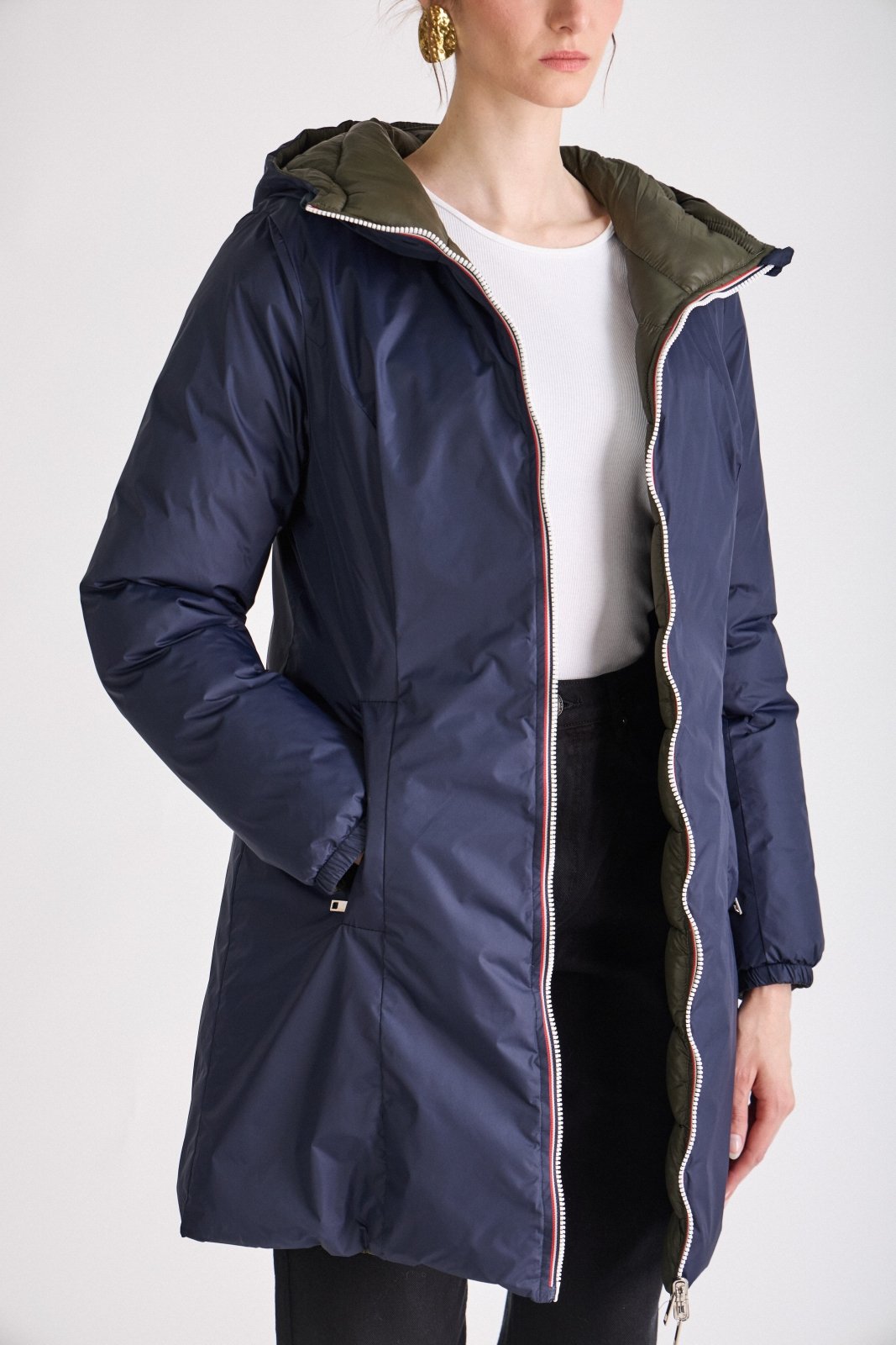 SIXTINE - Doudoune Marine - Escandelle (Gros plan sur les détails et matières)
#couleur_navy