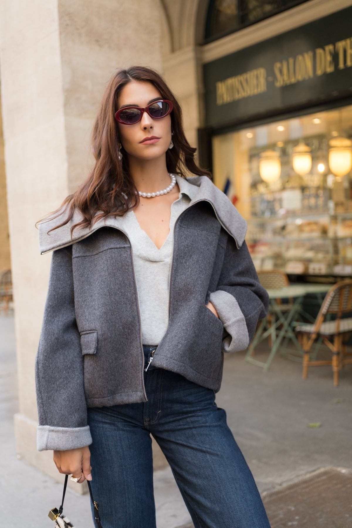 EUGENIA blouson court laine grand col contrasté zippé gris femme - Escandelle Paris (silhouette lifestyle)
#couleur_gris