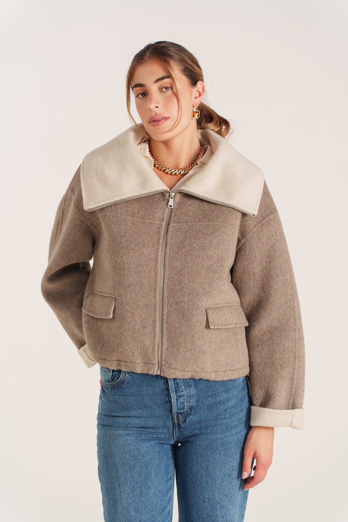 EUGENIA blouson court laine grand col contrasté zippé taupe femme - Escandelle Paris (portrait)
#couleur_taupe