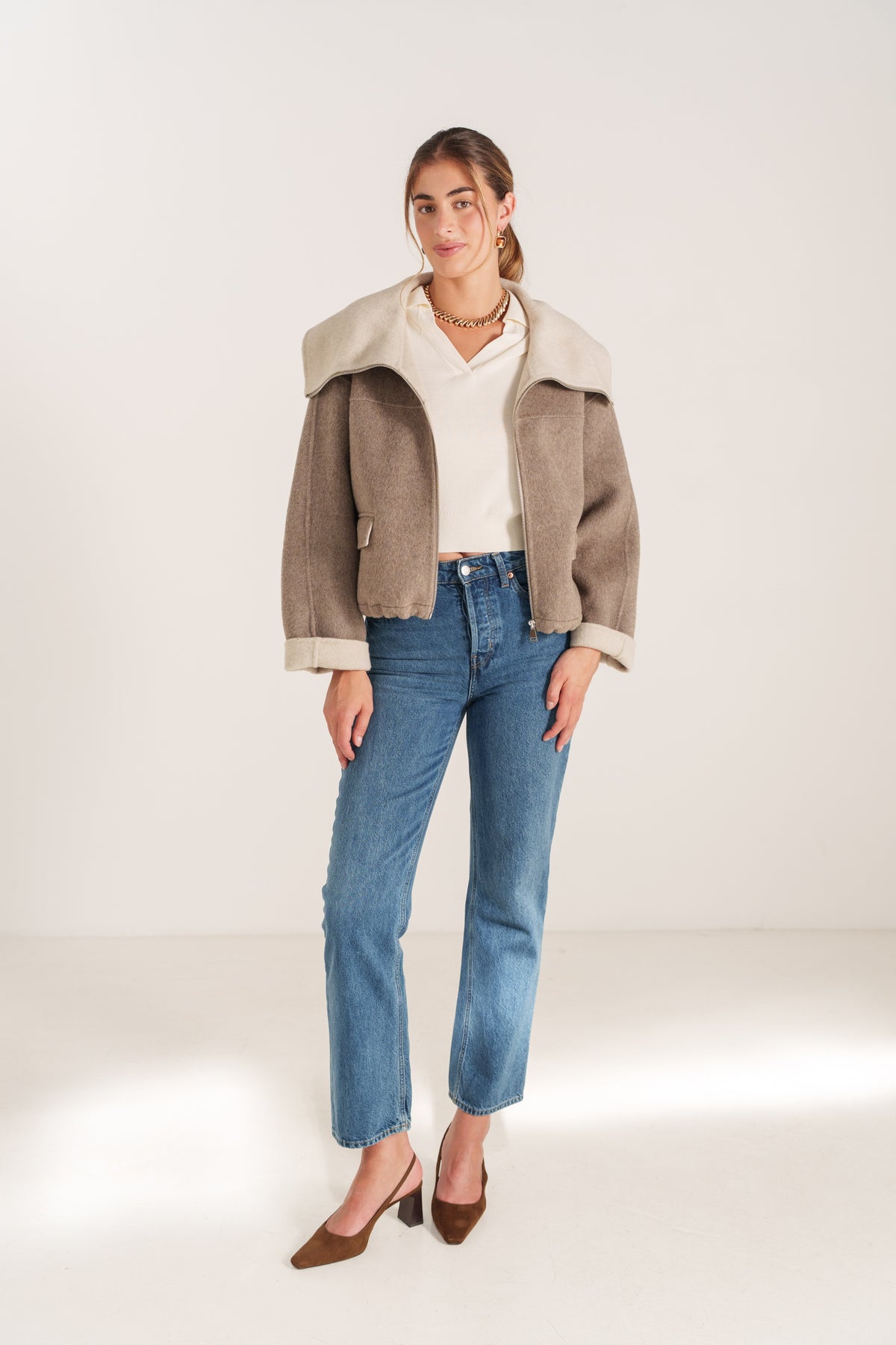 EUGENIA blouson court laine grand col contrasté zippé taupe femme - Escandelle Paris (silhouette entière)
#couleur_taupe