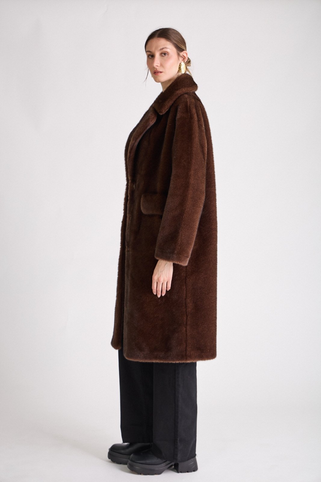 EUGENIE manteau long fausse fourrure col tailleur choco femme - Escandelle Paris (profil gauche)
#couleur_choco