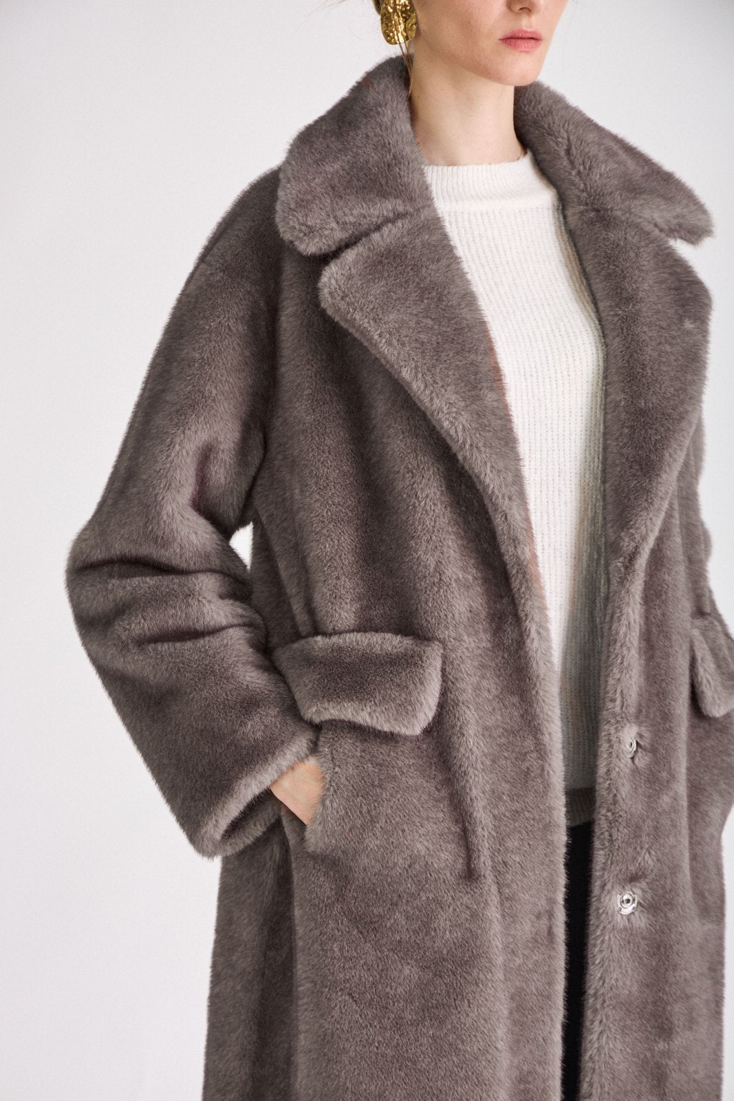 EUGENIE manteau long fausse fourrure col tailleur gris femme - Escandelle Paris (gros plan détails matière)
#couleur_gris