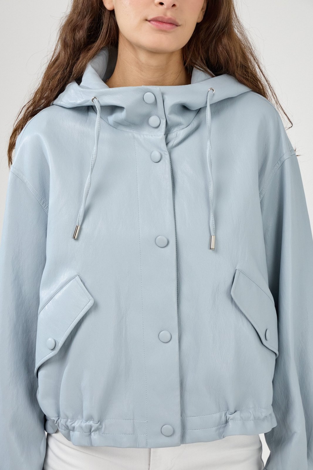 FIORELLE veste courte similicuir mi-saison ciel femme - Escandelle Paris (gros plan détails matière)
#couleur_ciel