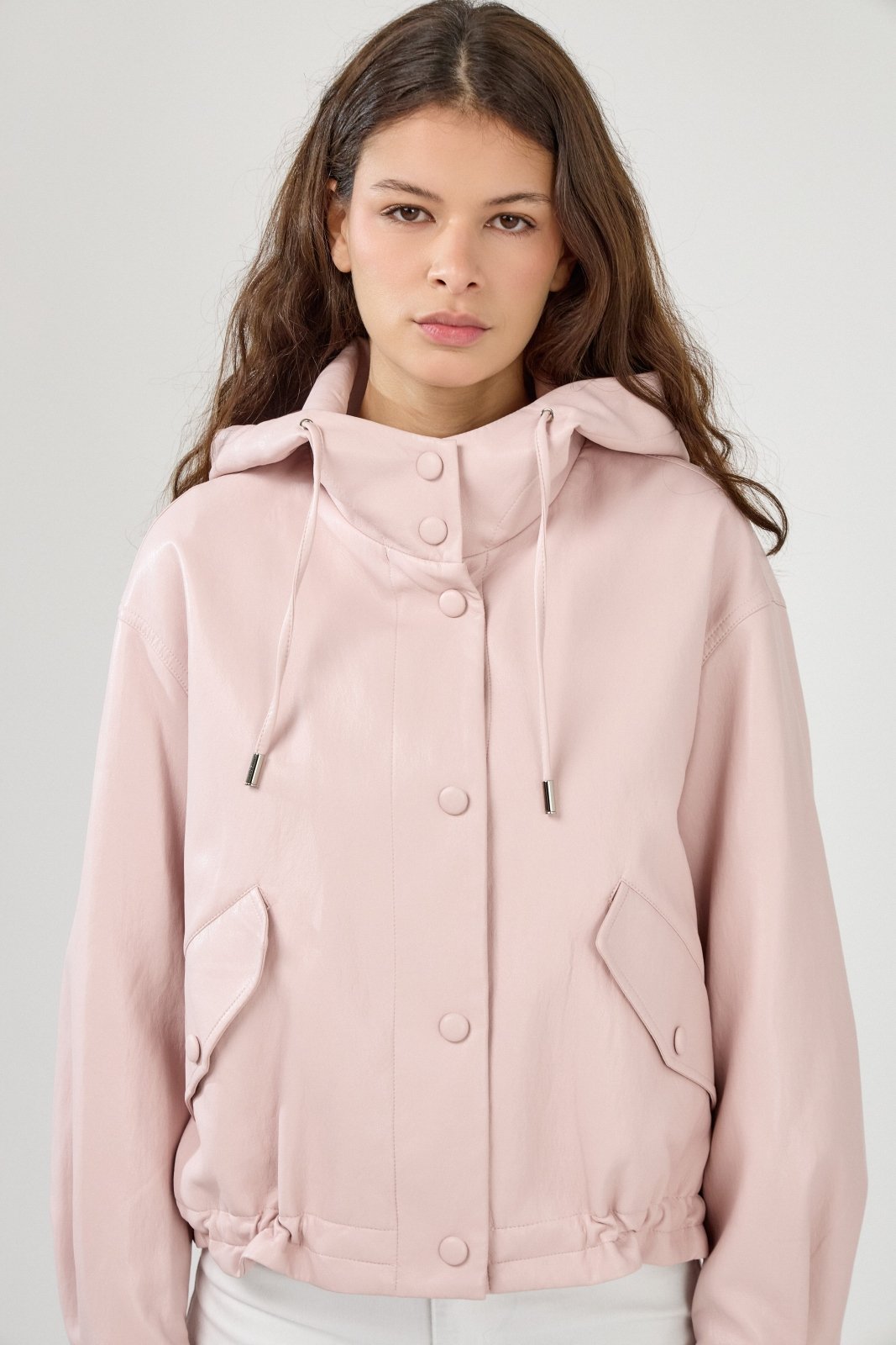 FIORELLE veste courte similicuir mi-saison rose femme - Escandelle Paris (portrait)
#couleur_rose