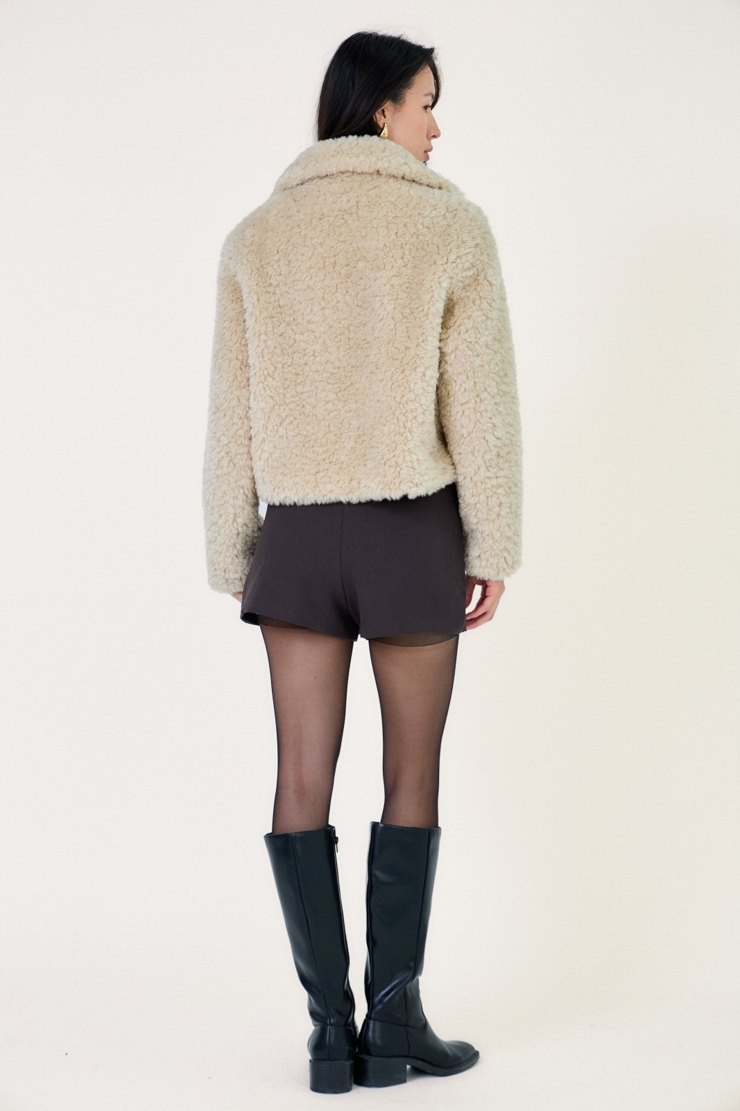 FREESIA manteau court fausse fourrure mouton bouclé beige femme - Escandelle Paris (dos)
#couleur_beige