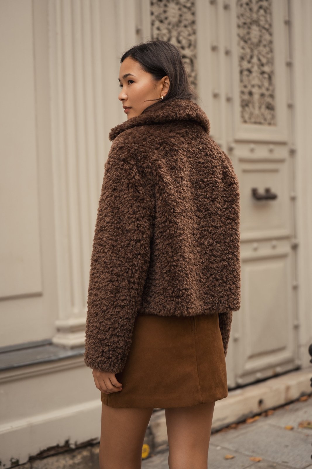 FREESIA manteau court fausse fourrure mouton bouclé choco femme - Escandelle Paris (dos)
#couleur_choco