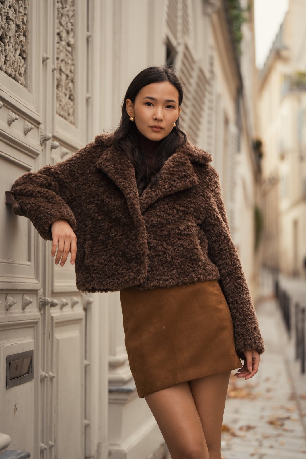 FREESIA manteau court fausse fourrure mouton bouclé choco femme - Escandelle Paris (portrait lifestyle)
#couleur_choco