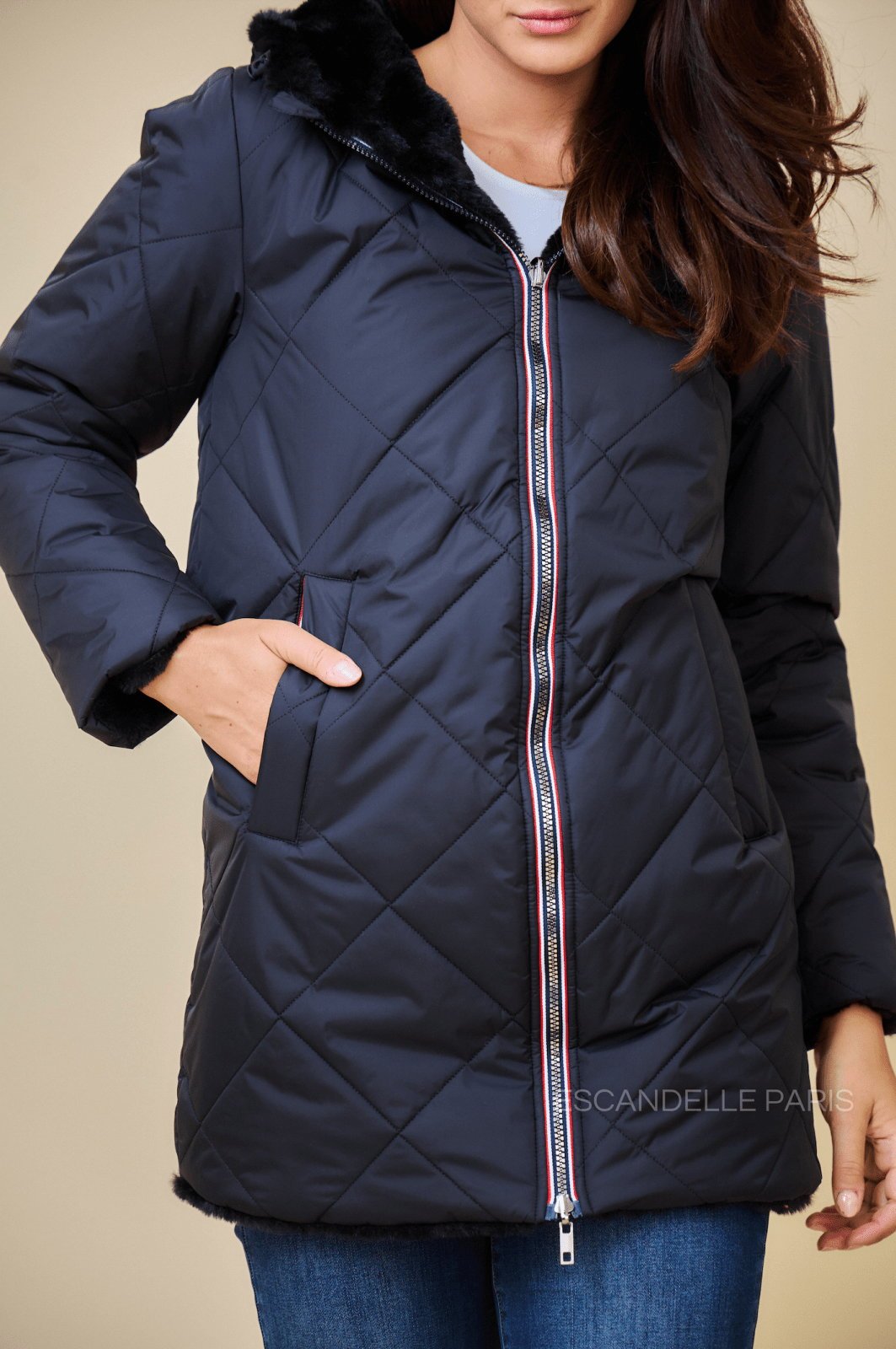 GEMMA parka longue réversible fourrée noir femme - Escandelle Paris (gros plan détails matière)
#couleur_noir