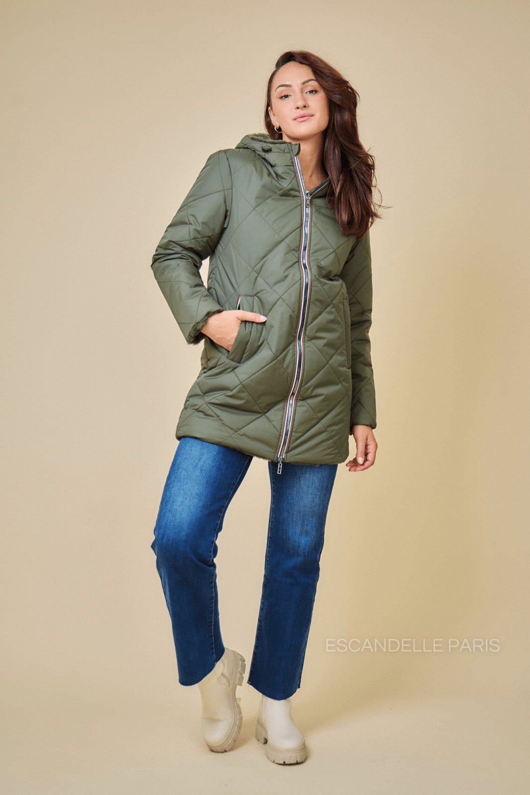 GEMMA parka longue réversible fourrée kaki femme - Escandelle Paris (silhouette entière)
#couleur_kaki