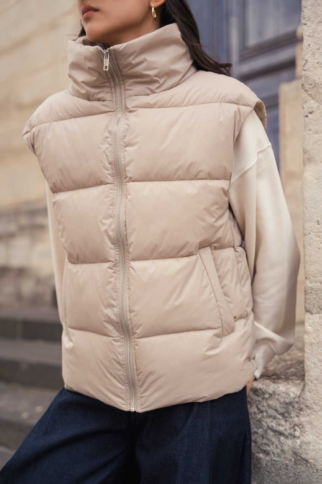 HELENE doudoune sans manches matelassée beige femme - Escandelle Paris (gros plan détails matière)
#couleur_beige