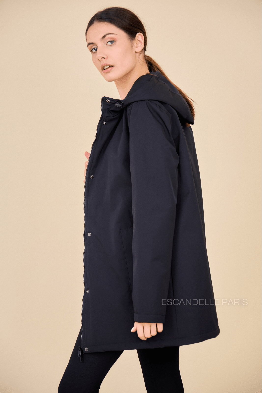 INES parka mi-long matelassée imperméable noir femme - Escandelle Paris (vue de profil)
#couleur_noir