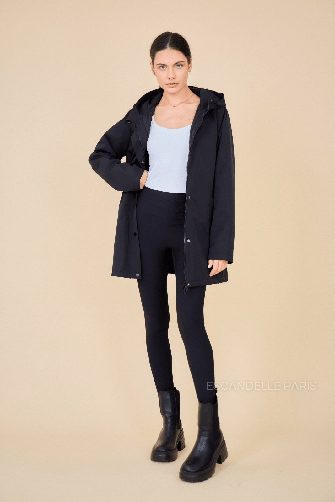 INES parka mi-long matelassée imperméable noir femme - Escandelle Paris (silhouette entière)
#couleur_noir