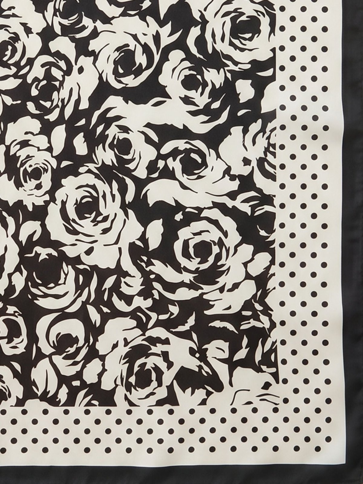 Iris - Foulard Noir - EscandelleParis
#couleur_noir