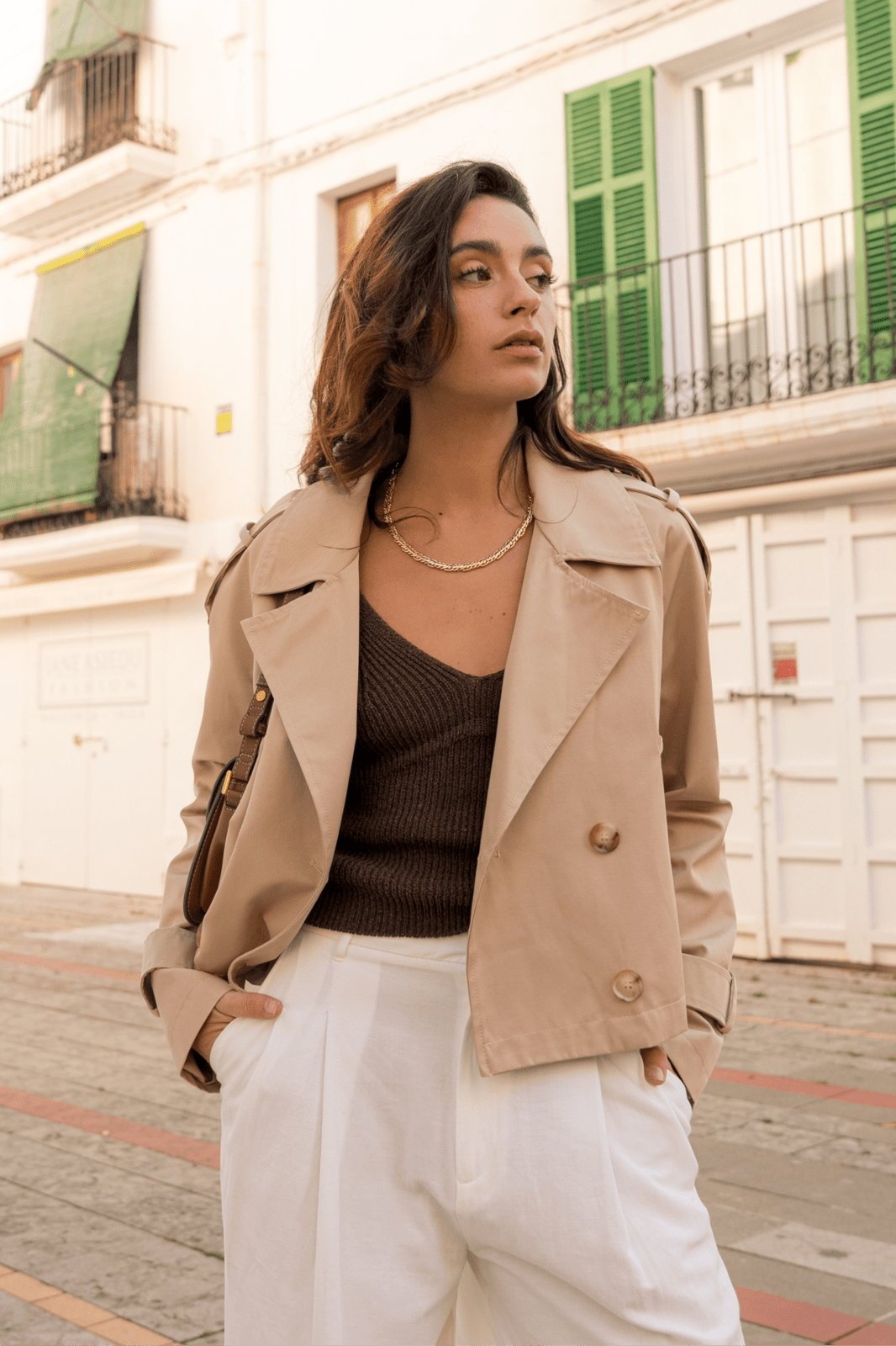 ISABEAU trench court déperlant double boutonnage beige femme - Escandelle Paris (portrait lifestyle)
#couleur_beige