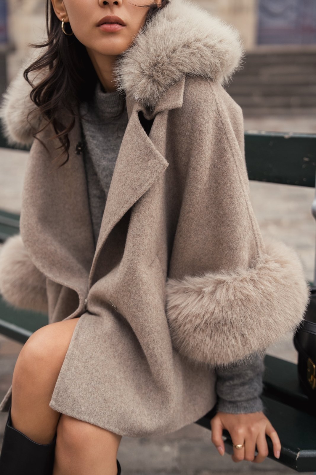 ISOLA cape laine col fausse fourrure beige femme - Escandelle Paris (gros plan détails matière)
#couleur_beige
