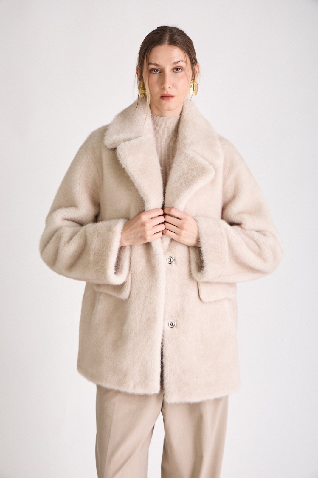 JESSIE manteau long fausse fourrure col large ecru femme - Escandelle Paris (portrait)
#couleur_ecru
