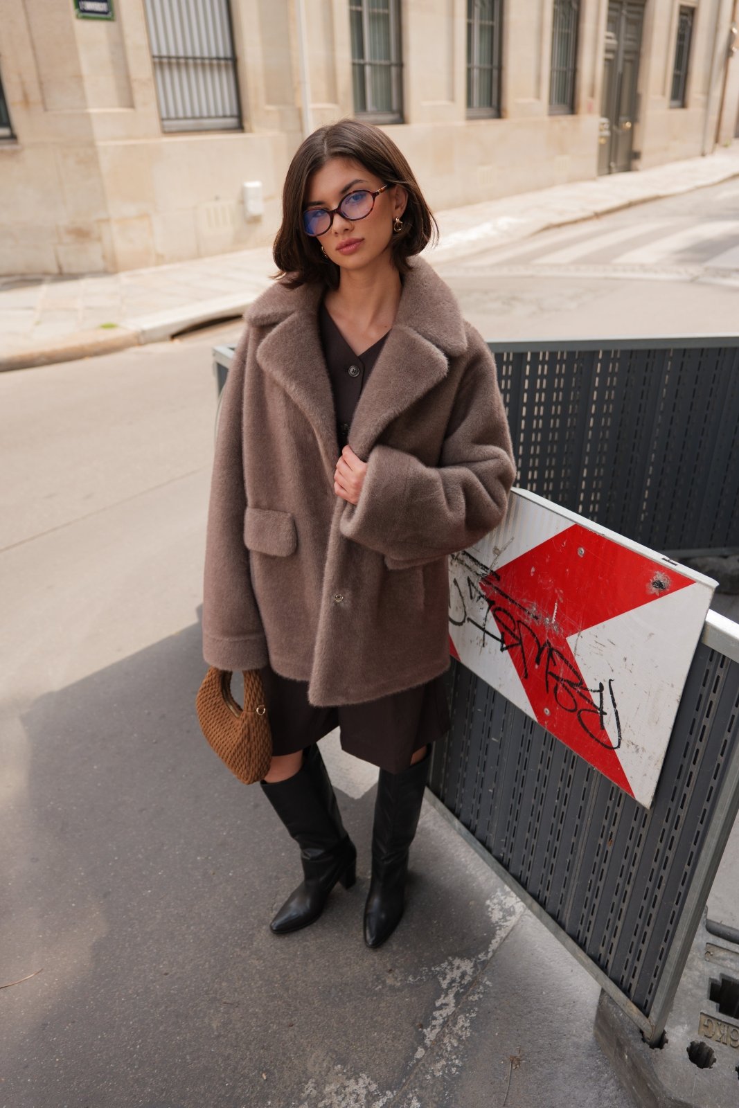 JESSIE manteau long fausse fourrure col large gris femme - Escandelle Paris (portrait lifestyle)
#couleur_gris