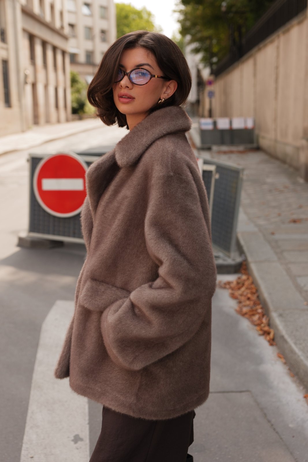 JESSIE manteau long fausse fourrure col large gris femme - Escandelle Paris (profil gauche)
#couleur_gris