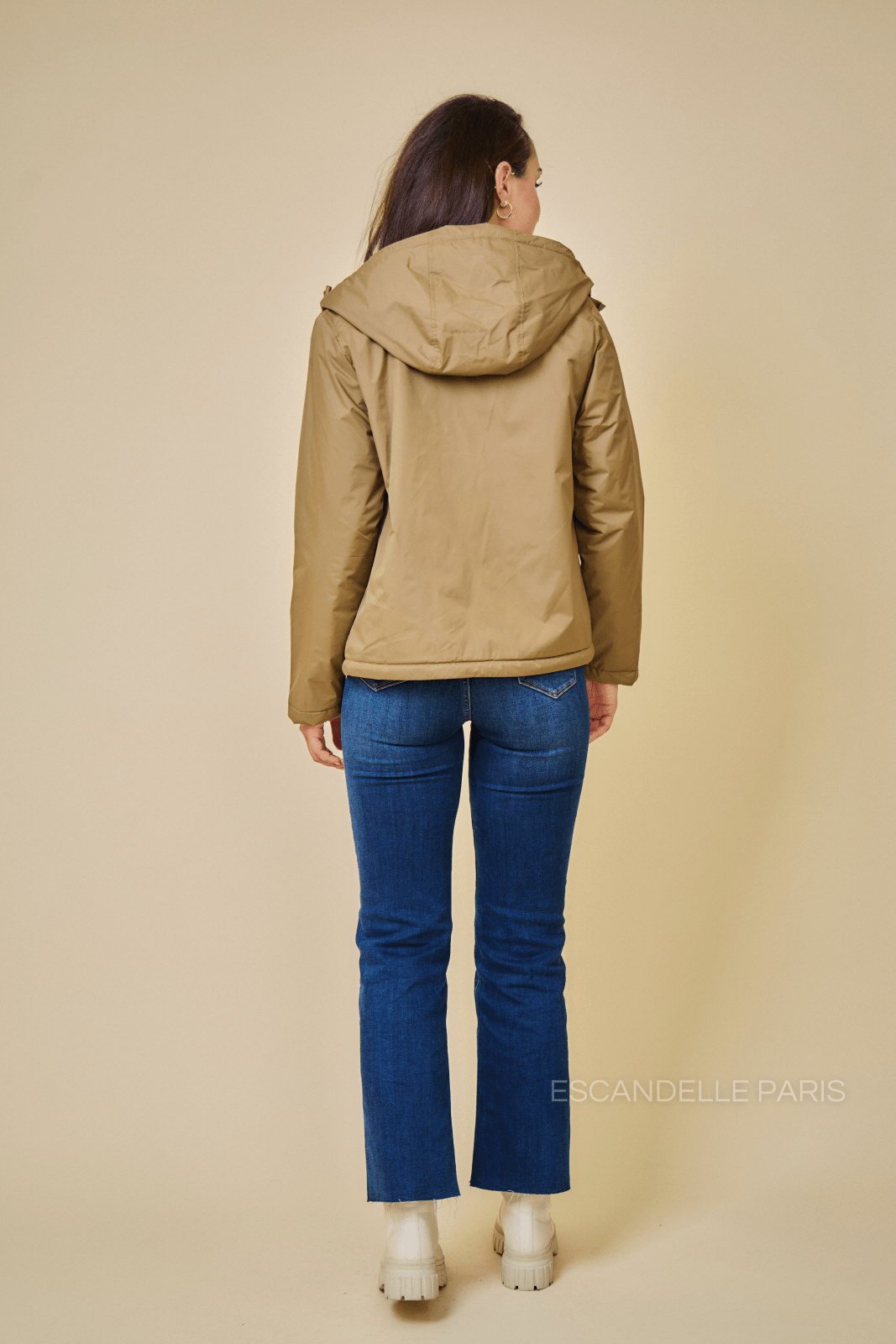 JIMMY parka courte imperméable fourrée taupe femme - Escandelle Paris (vue de dos)
#couleur_taupe
