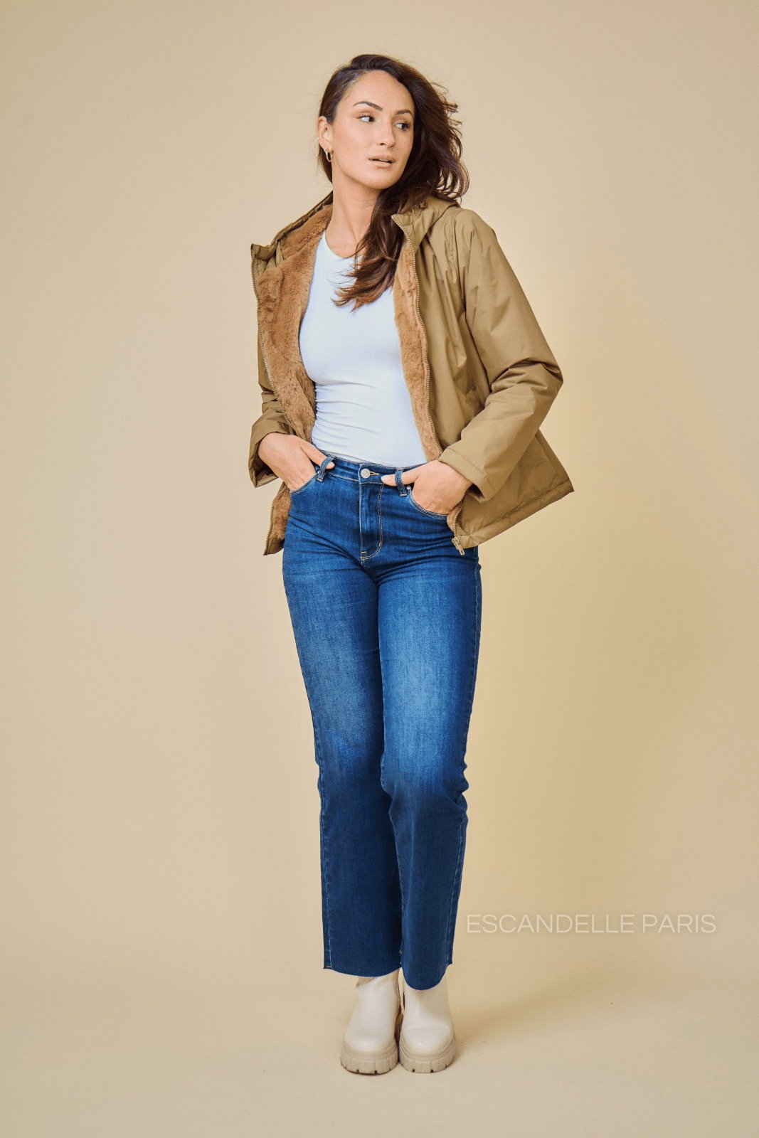 JIMMY parka courte imperméable fourrée taupe femme - Escandelle Paris (silhouette entière)
#couleur_taupe