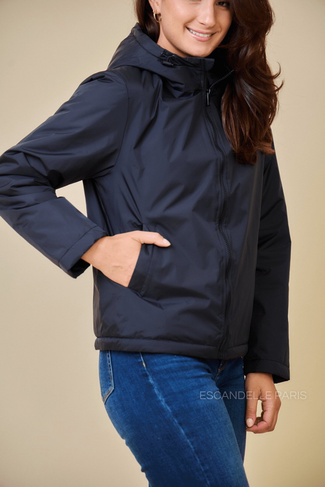 JIMMY parka courte imperméable fourrée noir femme - Escandelle Paris (gros plan détails matière)
#couleur_noir