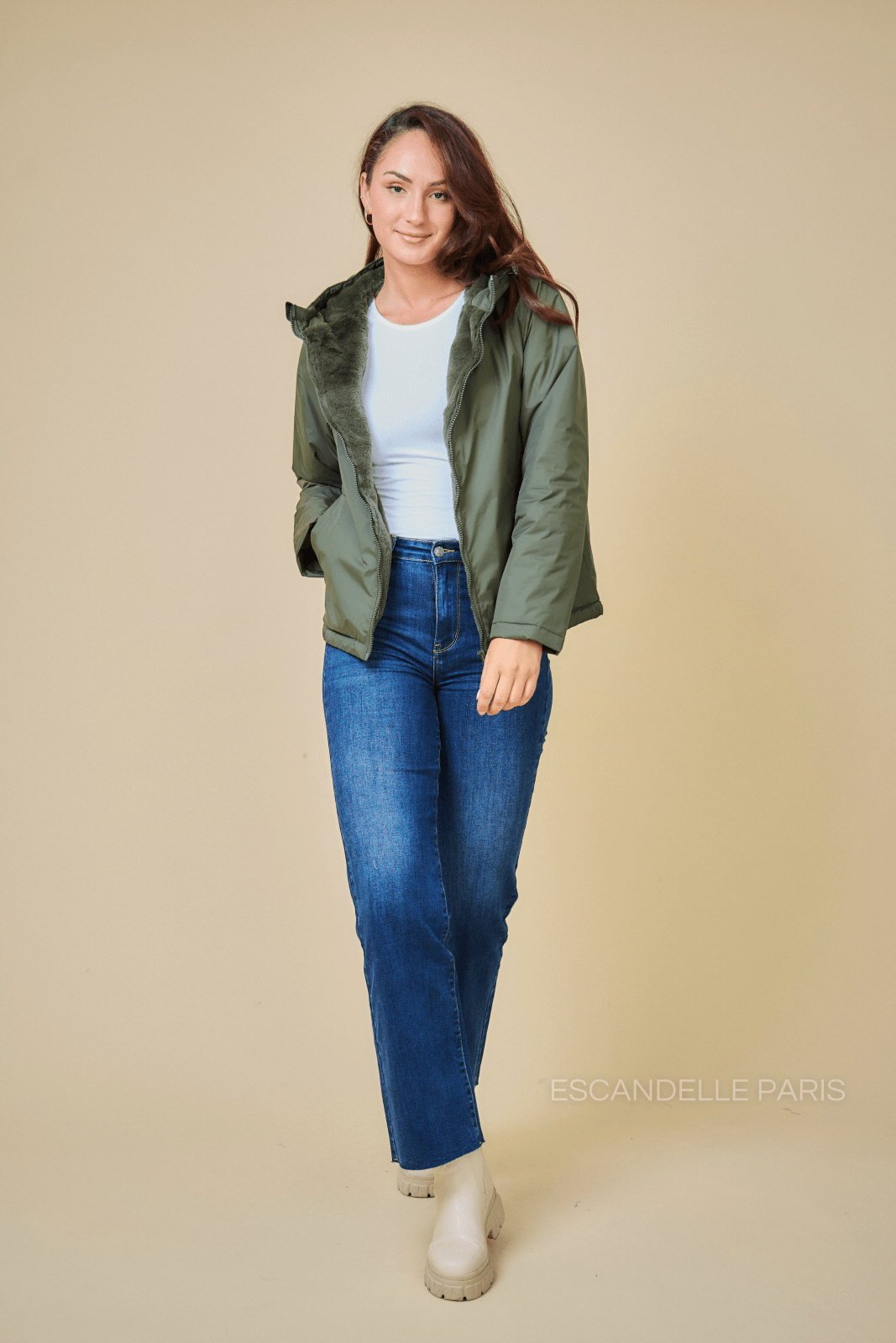 JIMMY parka courte imperméable fourrée kaki femme - Escandelle Paris (silhouette entière)
#couleur_kaki