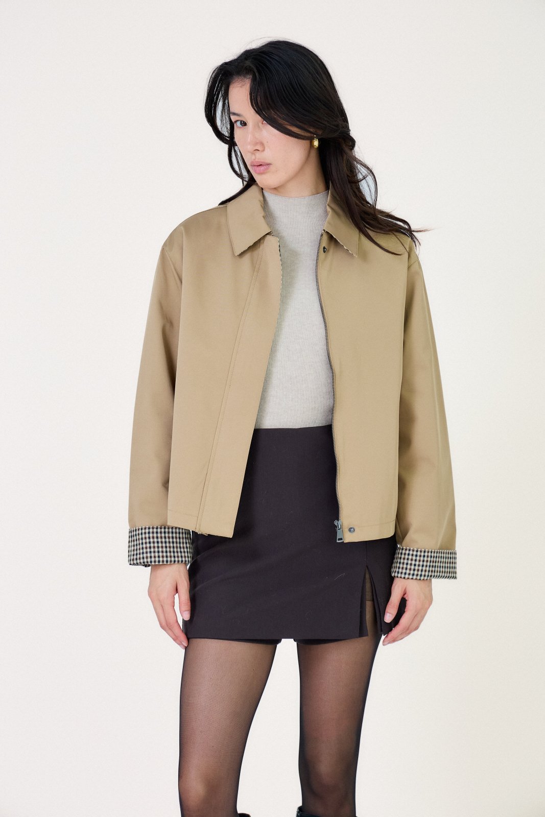 JOE veste courte déperlante zippée beige femme - Escandelle Paris (portrait)
#couleur_beige