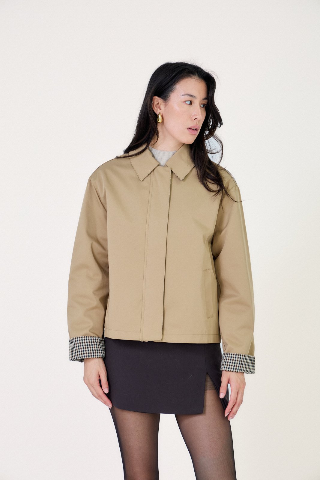 JOE veste courte déperlante zippée beige femme - Escandelle Paris (tête tournée)
#couleur_beige