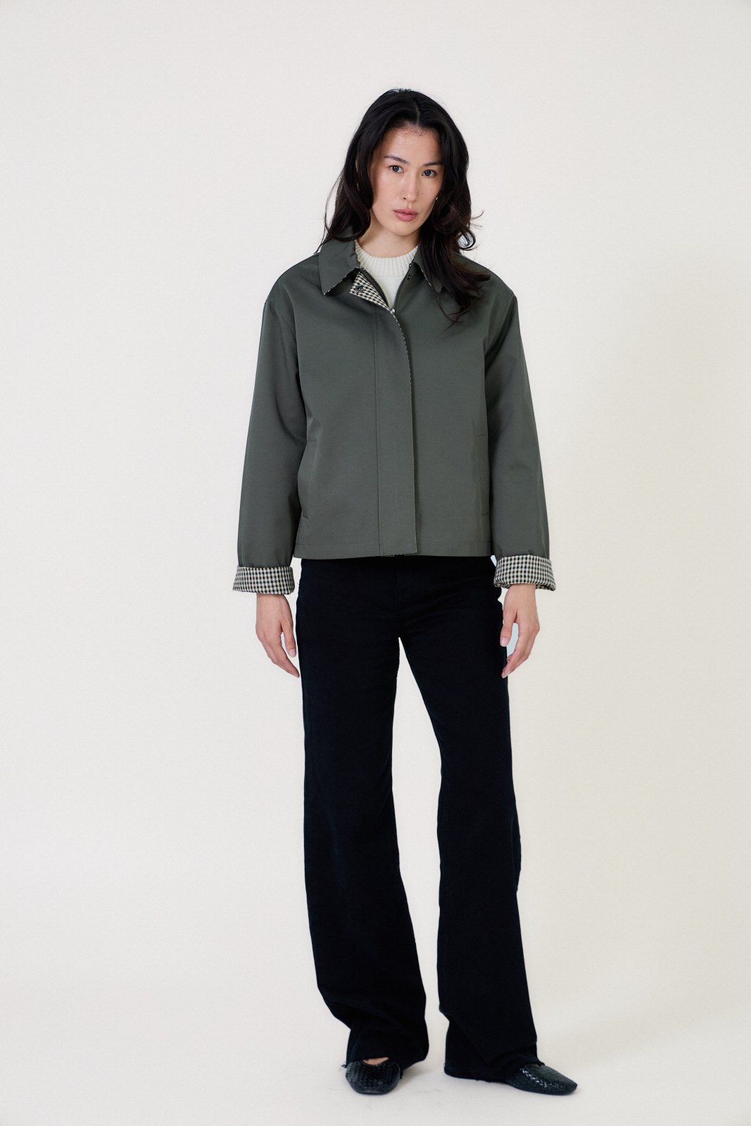 JOE veste courte déperlante zippée kaki femme - Escandelle Paris (silhouette entière)
#couleur_kaki