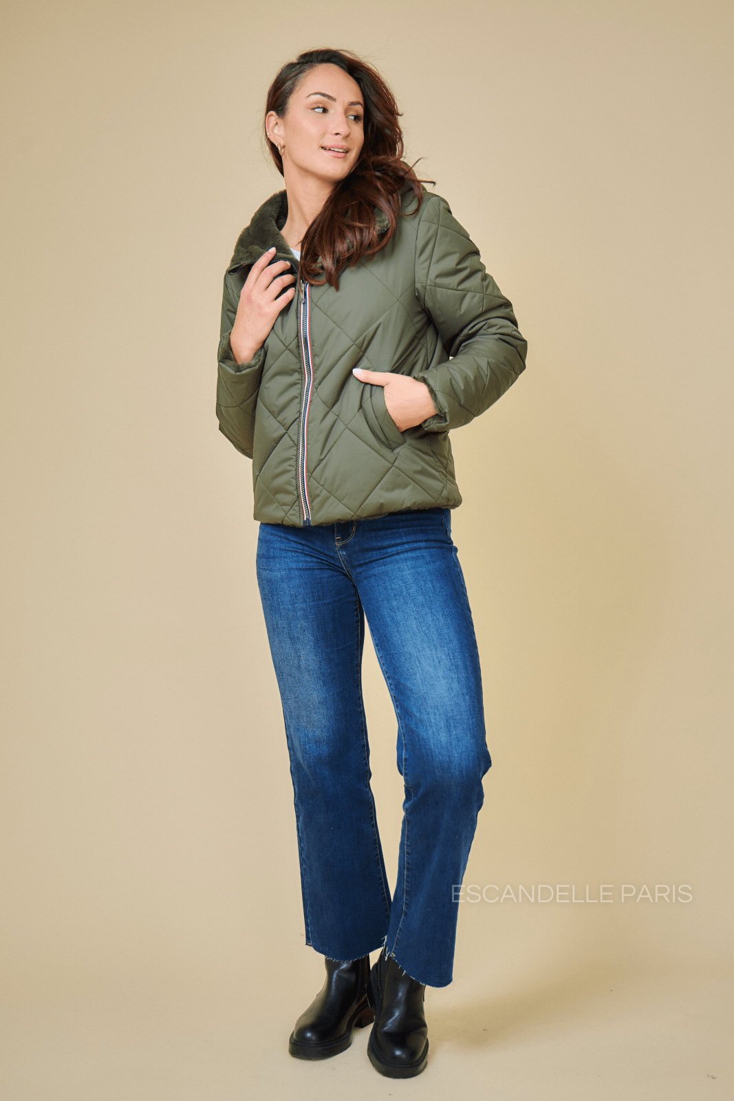 JUDY parka matelassée réversible fourrée kaki femme - Escandelle Paris (silhouette entière)
#couleur_kaki