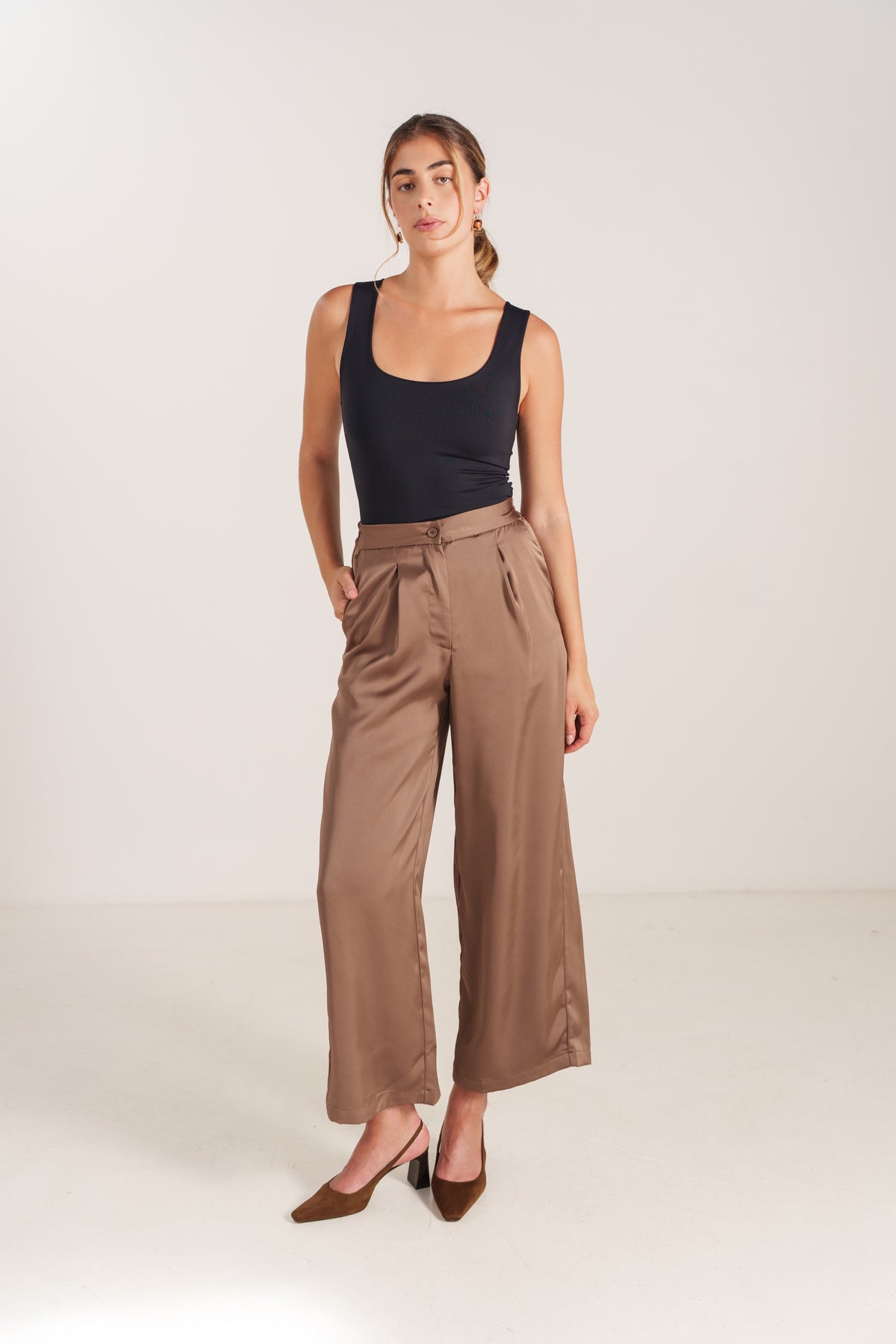 JULIANA pantalon large satin fluide poches choco femme - Escandelle Paris (silhouette entière)
#couleur_choco