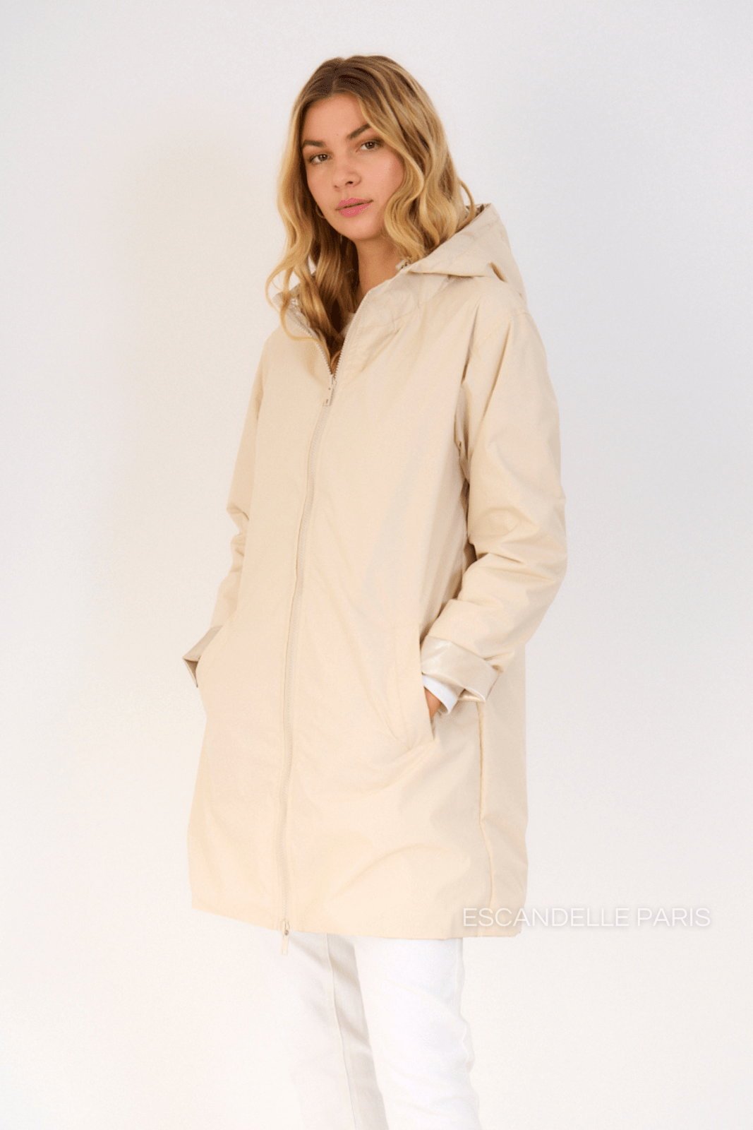 JUNE parka longue imperméable réversible métallisée beige femme - Escandelle Paris (silhouette entière)
#couleur_beige
