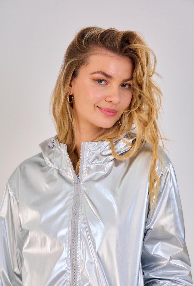 JUNE parka longue imperméable réversible métallisée argent femme - Escandelle Paris (gros plan détails matière)
#couleur_argent