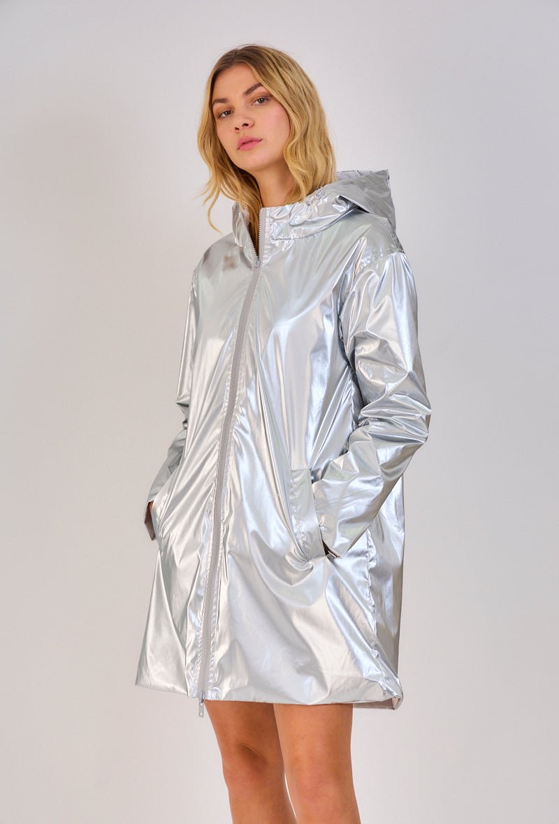 JUNE parka longue imperméable réversible métallisée argent femme - Escandelle Paris (portrait côté métallisé)
#couleur_argent