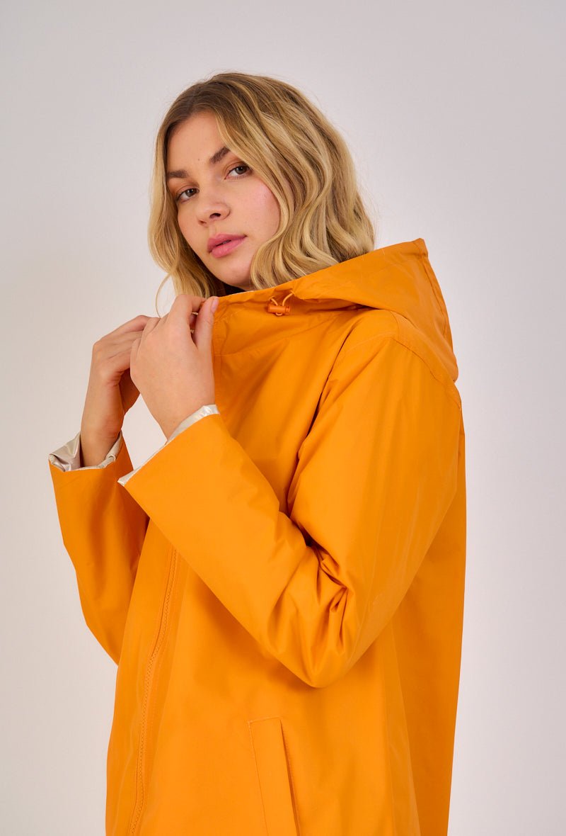 JUNE parka longue imperméable réversible métallisée orange femme - Escandelle Paris (gros plan détails matière)
#couleur_orange