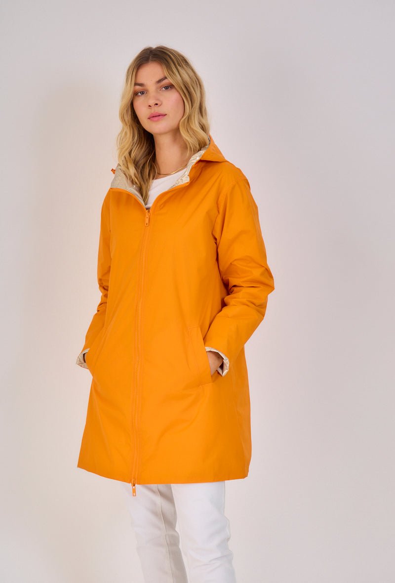 JUNE parka longue imperméable réversible métallisée orange femme - Escandelle Paris (portrait côté imperméable)
#couleur_orange