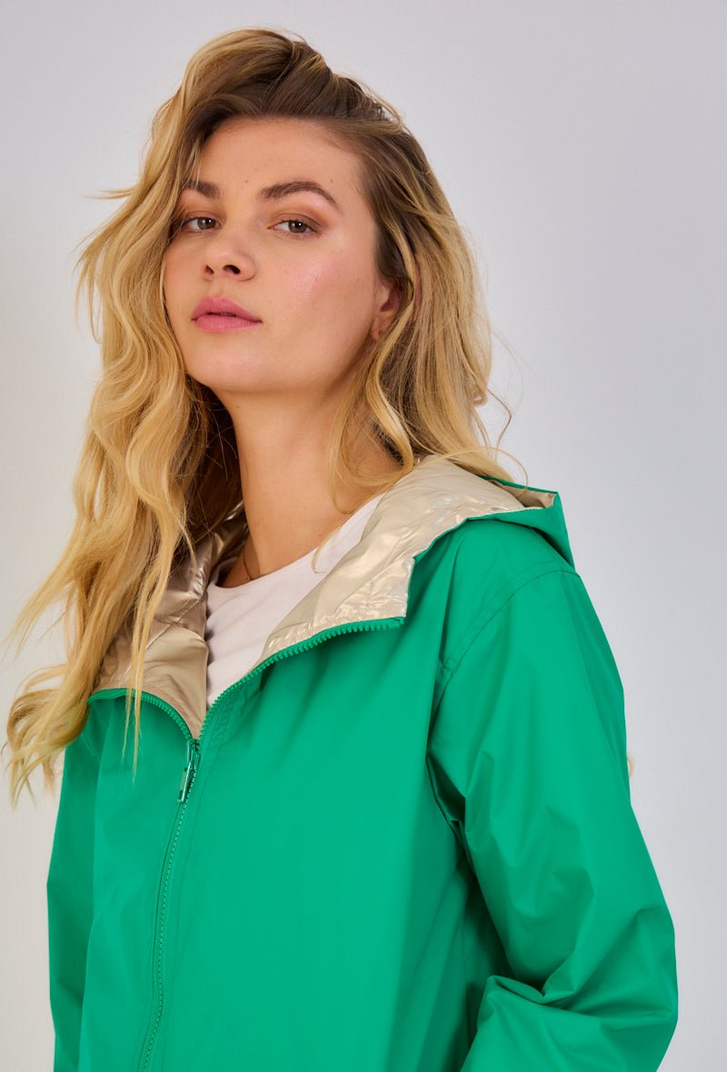 JUNE parka longue imperméable réversible métallisée vert femme - Escandelle Paris (gros plan détails matière)
#couleur_vert