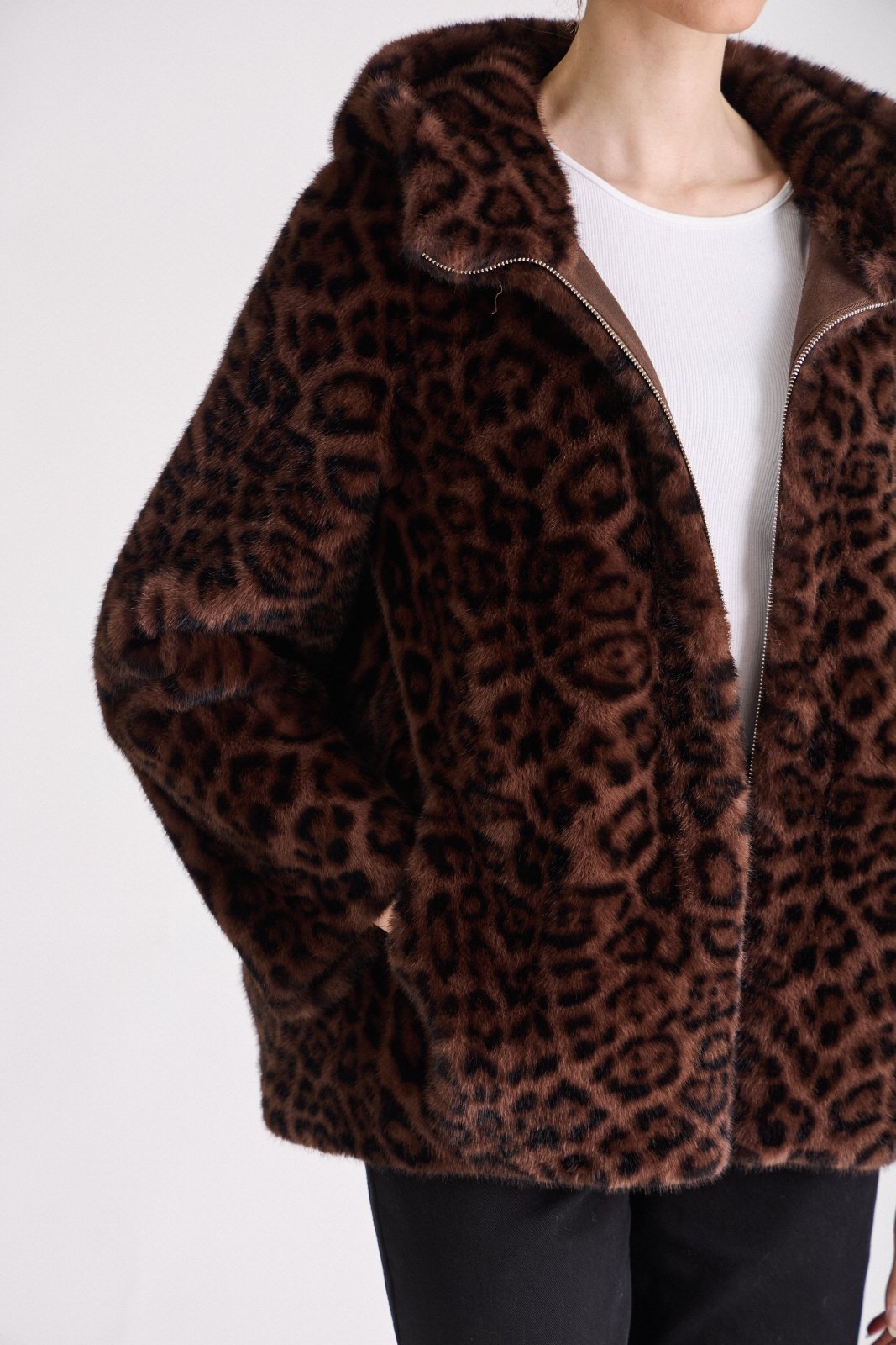 KATE manteau court fausse fourrure léopard oversize choco femme - Escandelle Paris (gros plan détails matière)
#couleur_choco