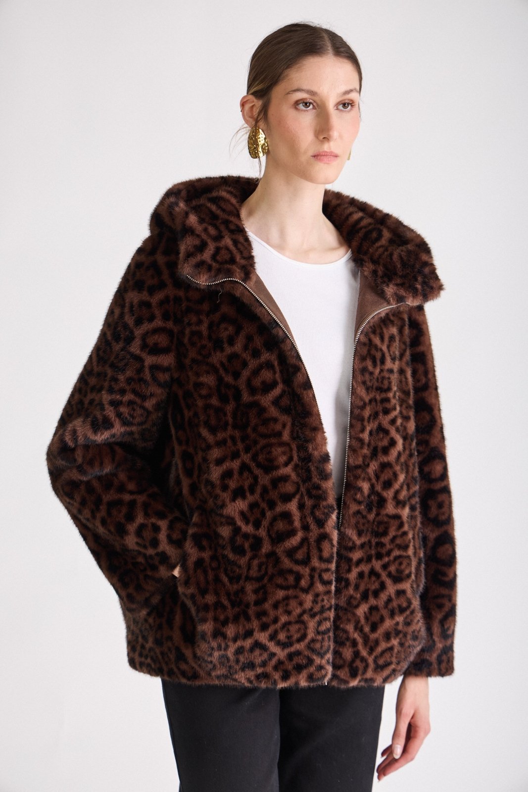 KATE manteau court fausse fourrure léopard oversize choco femme - Escandelle Paris (portrait)
#couleur_choco