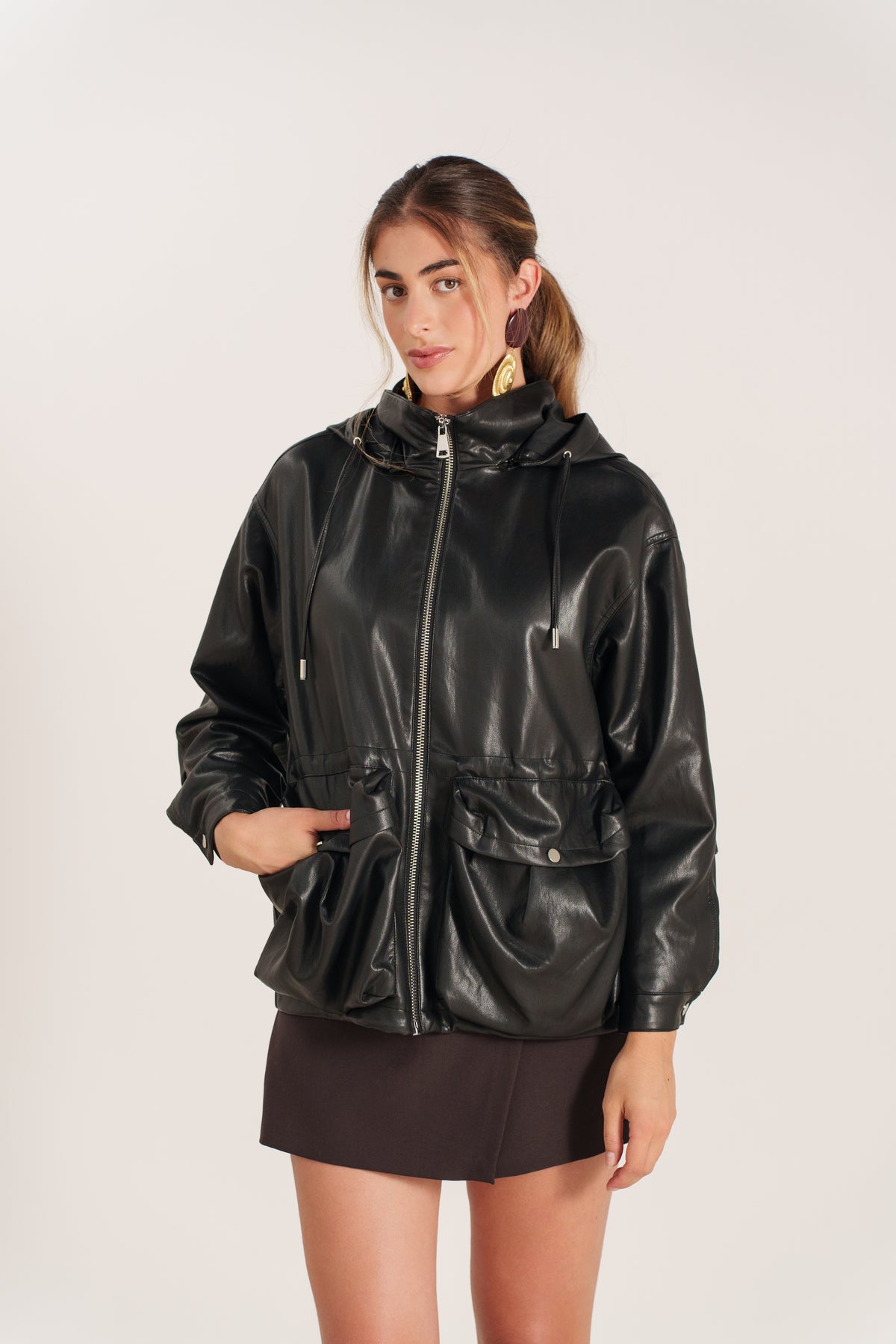 LEANDRA blouson bomber similicuir capuche noir femme - Escandelle Paris (portrait)
#couleur_noir