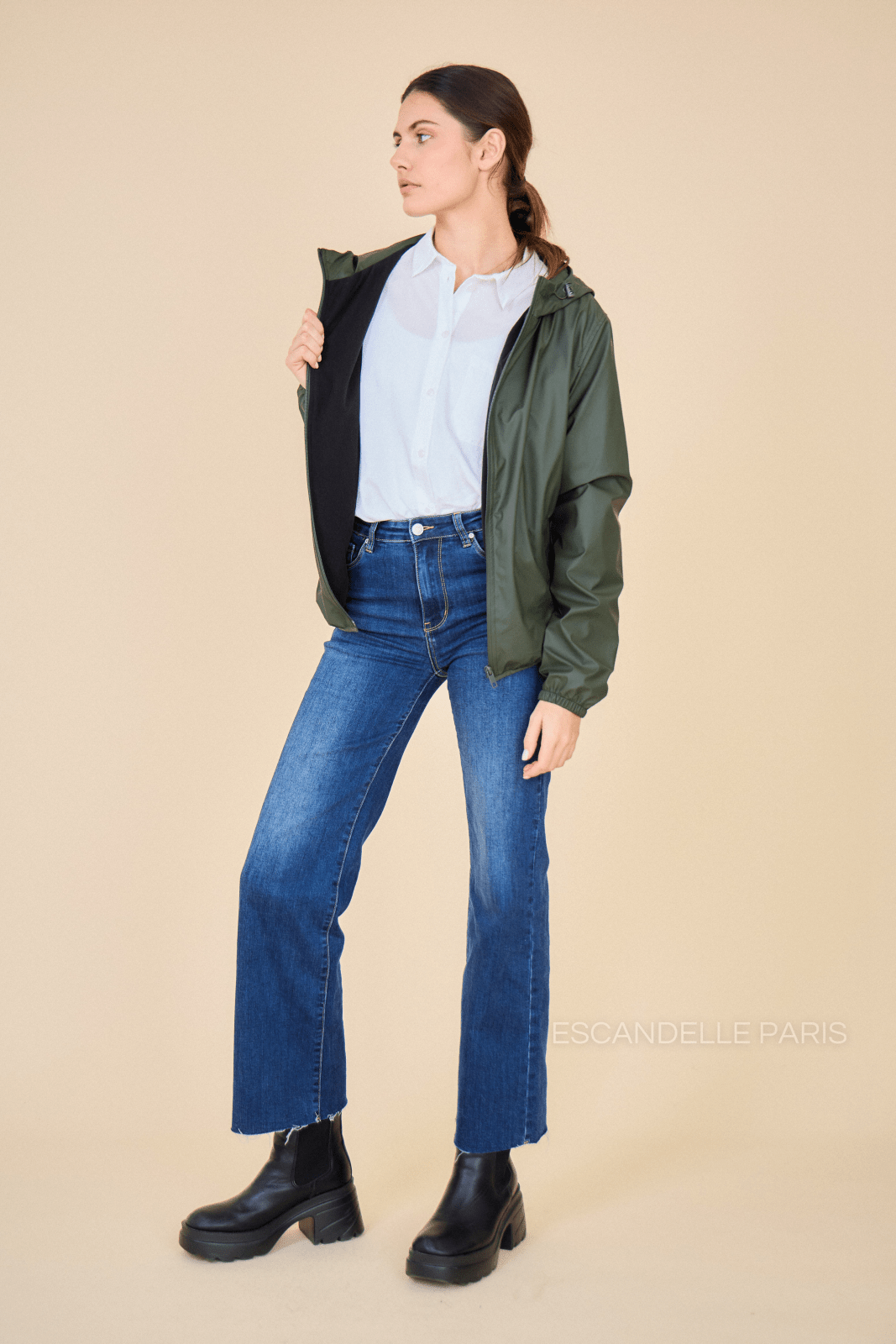 LÉONIE parka courte imperméable polaire kaki femme - Escandelle Paris (profil gauche)
#couleur_kaki