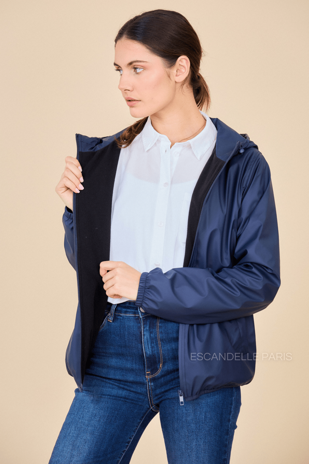 LÉONIE parka courte imperméable polaire navy femme - Escandelle Paris (portrait)
#couleur_marine