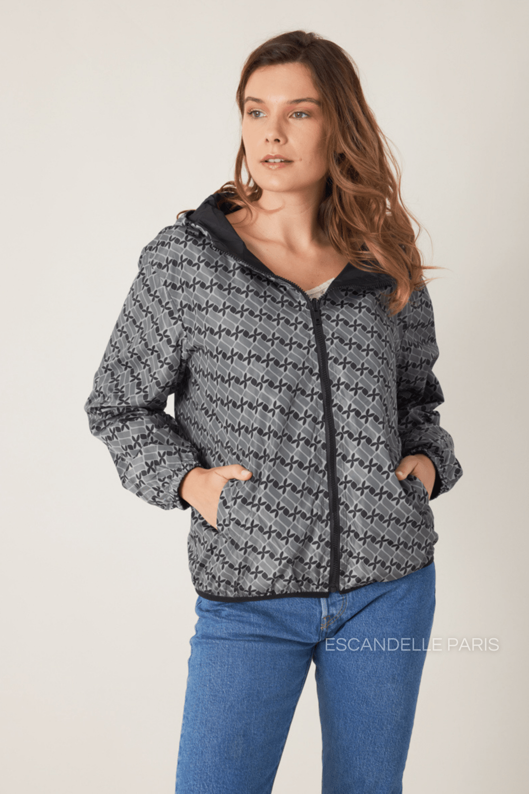 LILOU parka courte réversible imperméable motif géométrique gris femme - Escandelle Paris (portrait)
#couleur_gris