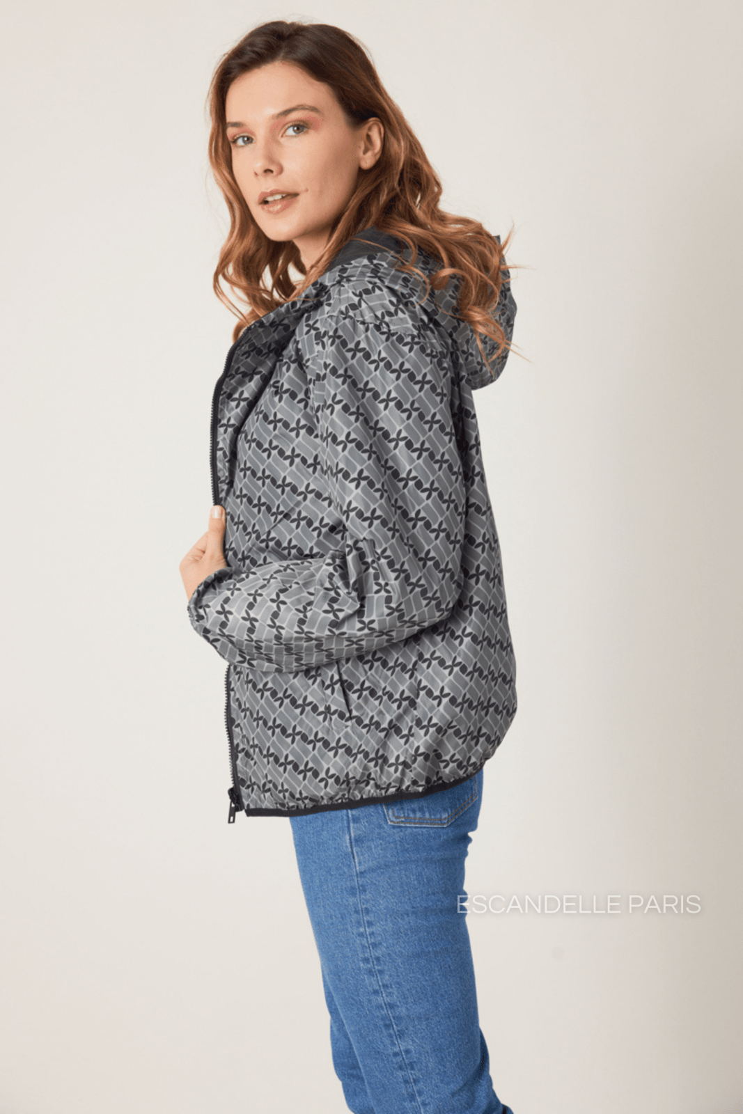 LILOU parka courte réversible imperméable motif géométrique gris femme - Escandelle Paris (vue de profil)
#couleur_gris