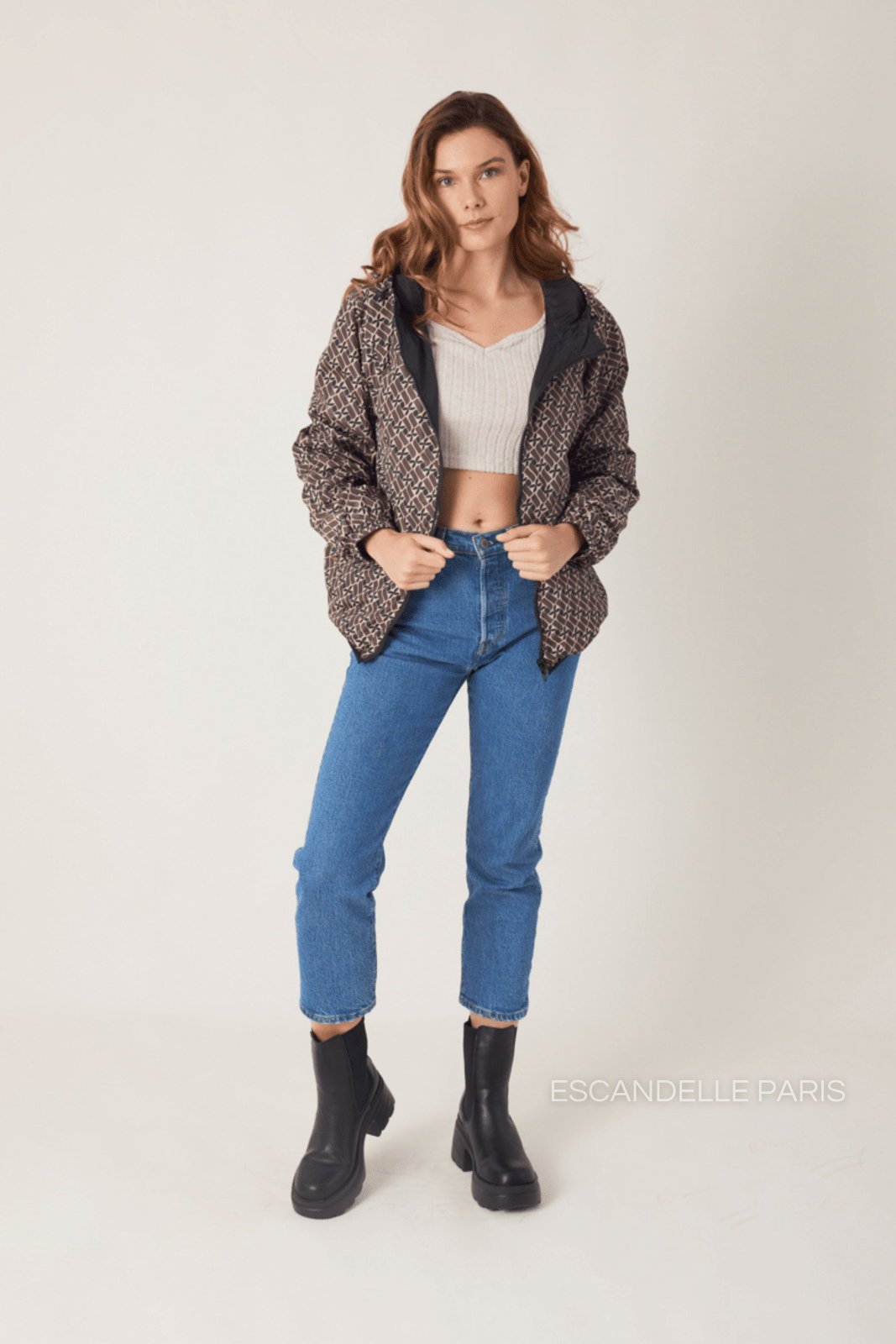 LILOU parka courte réversible imperméable motif géométrique taupe femme - Escandelle Paris (silhouette entière)
#couleur_taupe